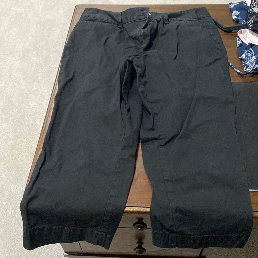Black size 10 P curvy from Ann Taylor the loft capris with pockets